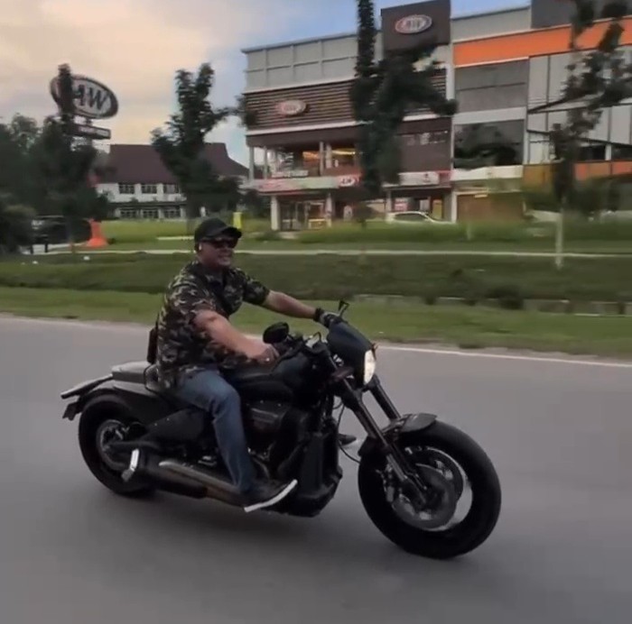 Tangkapan layar ketua DPRD Kepri, Iman Sutiawan saat mengendarai moge jenis Harley Davidson FXDR di jalan raya Batam.