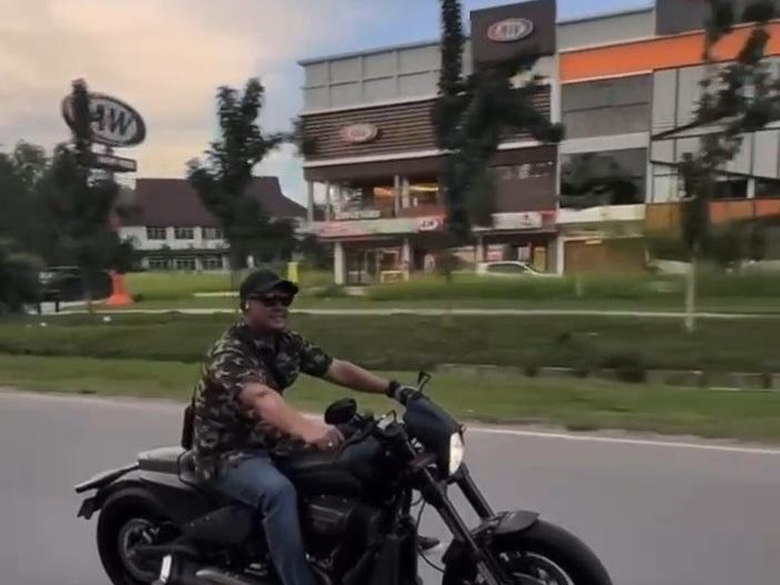 Tangkapan layar ketua DPRD Kepri, Iman Sutiawan saat mengendarai moge jenis Harley Davidson FXDR di jalan raya Batam.