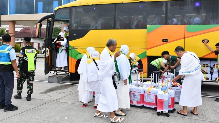 Kloter 11 berangkat menggunakan pakaian ihram.