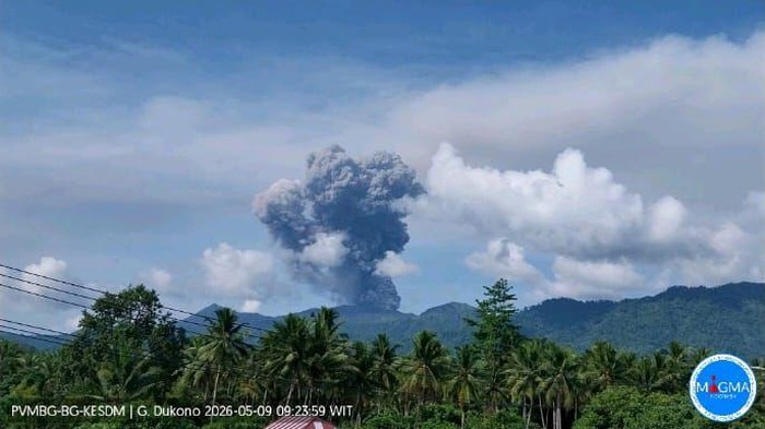 Kolom abu berwarna putih kelabu kehitaman dari erupsi gunung api Dukono terlihat dari Pos Pengamatan Gunung Api (PGA) Dukono di Desa Mamuya, Kecamatan Galela, Halmahera Utara, Maluku Utara, Sabtu (9/5) pukul 07.44 WIT.