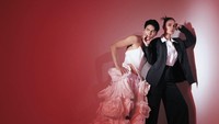 Satu tahun menikah, pasangan selebriti Luna Maya dan Maxime Bouttier merayakan ulang tahun pernikahan mereka dengan cara unik. Salah satu yang ramai menjadi sorotan ketika mereka melakukan pemotretan berkonsep ‘tukar peran’. Foto: Instagram @lunamaya / @bouttier_maxime