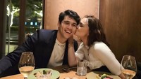 Di tanggal 1 Mei lalu, model blasteran Austria-Jawa itu memamerkan momen dirinya dan Maxime makan malam romantis di restoran August Jakarta. Sejumlah menu satu per satu disajikan ke meja mereka, seperti olahan daging dengan sayuran hijau dan saus cokelat ini. Foto: Instagram @lunamaya / @bouttier_maxime