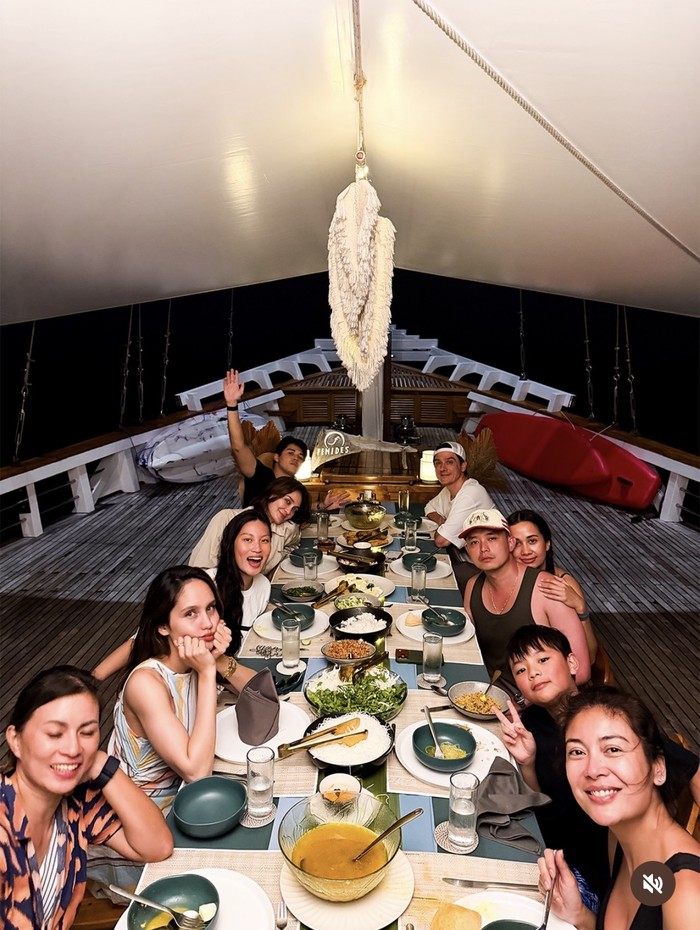 Kompak! Luna Maya dan Maxime Bouttier Makan Malam hingga Masak Bareng