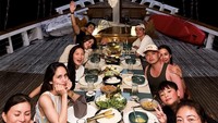 Waktu keliling naik kapal pesiar, terekam juga momen saat Luna dan Maxime makan malam bersama teman-temannya di dalam kapal. Hidangan yang mereka nikmati adalah soto ayam yang lengkap dengan topping telur rebus dan perasan jeruk limau. Foto: Instagram @lunamaya / @bouttier_maxime
