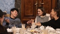 Jalan-jalan ke Vienna, artis kelahiran Bali itu juga kompak menikmati makanan di restoran bersama suaminya, Maxime. Berbagai macam makanan, teh, dan minuman telah tersaji di meja mereka. Sebagiannya juga tampak sudah selesai dinikmati. Foto: Instagram @lunamaya / @bouttier_maxime