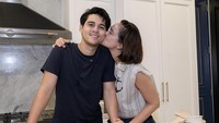 Selain jagung bakar, sejumlah menu lain juga telah disiapkan oleh Luna bersama suaminya. Mulai dari roti, tomat panggang, hingga saus pelengkap. Foto: Instagram @lunamaya / @bouttier_maxime