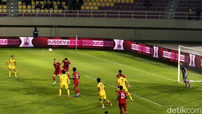 Laga Persis Solo melawan Persebaya pada pekan ke-32 Super League 2025/2026, di Stadion Manahan, Kota Solo, Sabtu (9/5/2026).