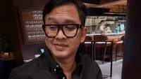 Lembu Wiworo Jati mendapat kue saat habis makanan utama. 51 niyee, komen Masayu Anastasia. Lhadalah salah, balas Lembu yang merujuk dirinya ulang tahun ke-50. (Foto: dok Instagram masayuanastasia)