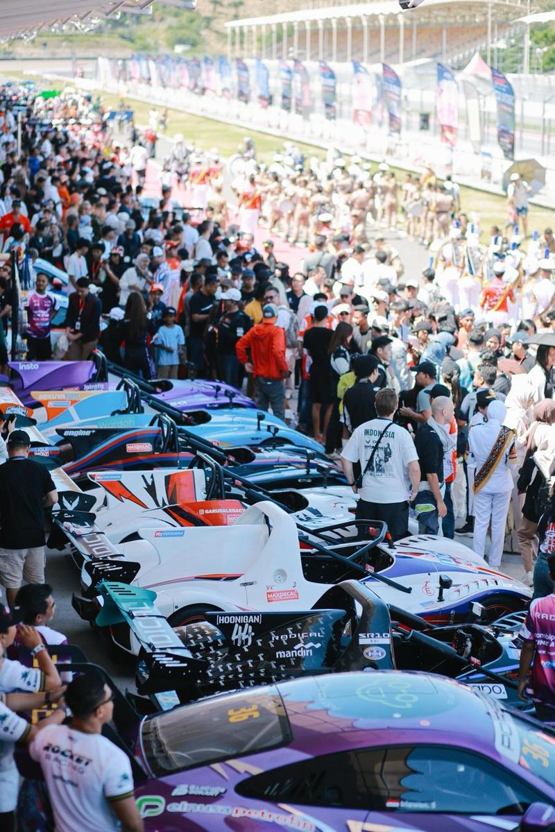 Mandalika Festival of Speed (MFoS) 2026 resmi diselenggarakan pada 1-3 Mei 2026 kemarin. Ajang balap berskala internasional ini jadi komitmen Kementerian Ekonomi Kreatif (Kemenekraf) dan MaxDecal, untuk terus menumbuhkan dan menyelaraskan antara ekonomi kreatif, olahraga, dan pariwisata dalam satu ekosistem. Mandalika Festival of Speed (MFoS) 2026 resmi diselenggarakan pada 1-3 Mei 2026 kemarin. Ajang balap berskala internasional ini jadi komitmen Kementerian Ekonomi Kreatif (Kemenekraf) dan MaxDecal, untuk terus menumbuhkan dan menyelaraskan antara ekonomi kreatif, olahraga, dan pariwisata dalam satu ekosistem.