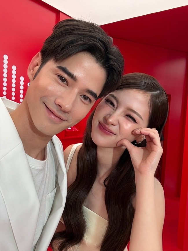 Mario Maurer dan Baifern Pimchanok menggemparkan jagat maya dengan momen reuni mereka baru-baru ini. Keduanya dikenang sebagai pasangan film romantis Thailand, Crazy Little Thing Love yang ikonik dari 2010. Foto: Instagram