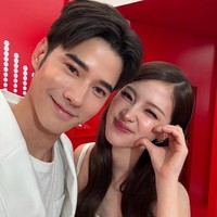 Mario Maurer dan Baifern Pimchanok menggemparkan jagat maya dengan momen reuni mereka baru-baru ini. Keduanya dikenang sebagai pasangan film romantis Thailand, Crazy Little Thing Love yang ikonik dari 2010. Foto: Instagram