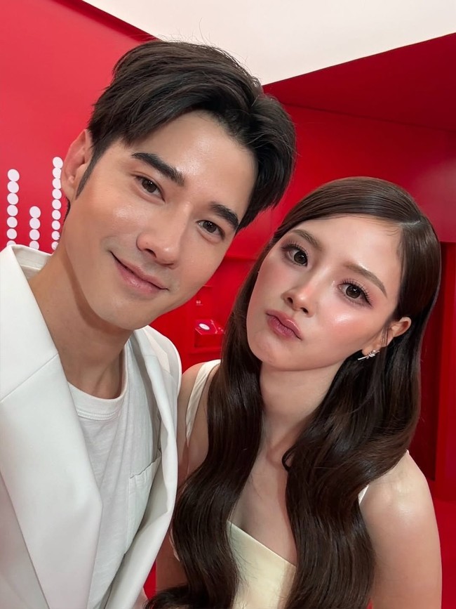 Keduanya saling mengunggah momen reuni di Instagram, yang disambut komentar nostalgia penggemar. Bahkan berharap Mario Maurer dan Baifern Pimchanok berjodoh di kehidupan nyata. Baifern diketahui berstatus single setelah putus dari Nine Naphat, namun Mario sudah menjalin hubungan lebih dari 11 tahun dengan Junji Junpitakchai. Foto: Instagram