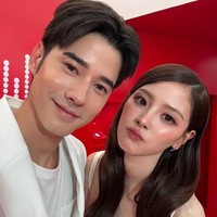 Keduanya saling mengunggah momen reuni di Instagram, yang disambut komentar nostalgia penggemar. Bahkan berharap Mario Maurer dan Baifern Pimchanok berjodoh di kehidupan nyata. Baifern diketahui berstatus single setelah putus dari Nine Naphat, namun Mario sudah menjalin hubungan lebih dari 11 tahun dengan Junji Junpitakchai. Foto: Instagram