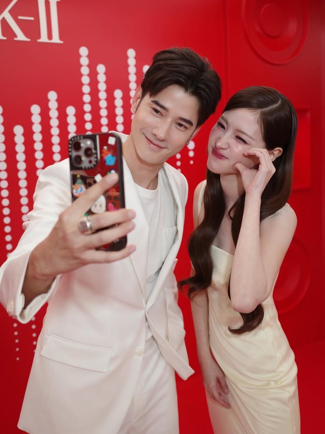 Interaksi Mario Maurer dan Baifern Pimchanok menghidupkan kembali kenangan sejumlah penggemar akan masa remaja. Meski sudah lebih dari satu dekade dipasangkan, banyak yang masih memanggil Mario dan Baifern dengan nama karakternya, P’Shone dan Nam. Foto: Instagram