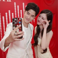 Interaksi Mario Maurer dan Baifern Pimchanok menghidupkan kembali kenangan sejumlah penggemar akan masa remaja. Meski sudah lebih dari satu dekade dipasangkan, banyak yang masih memanggil Mario dan Baifern dengan nama karakternya, P’Shone dan Nam. Foto: Instagram