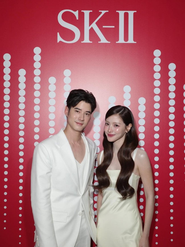 Pada Jumat (8/5/2026) kemarin, Mario Maurer dan Baifern Pimchanok dipertemukan di Shanghai untuk meramaikan pop-up store merek perawatan kulit SK-II. Foto: Instagram