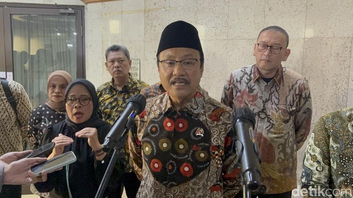 Mensos Saifullah Yusuf saat berkunjung ke Surabaya.