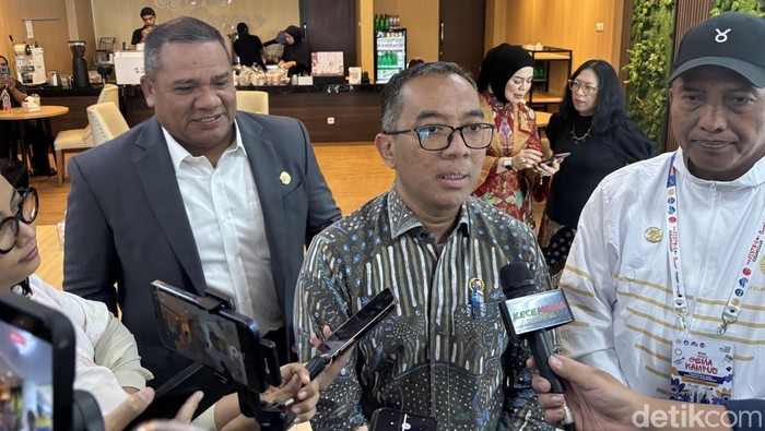 Menteri Pendidikan Tinggi, Sains, dan Teknologi (Mendiktisaintek) Prof Brian Yuliarto di Unesa