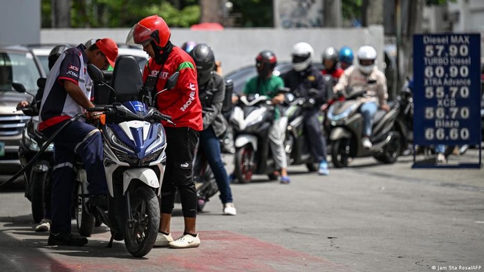 Negara-negara di Asia Tenggara mengonsumsi sekitar 5 juta barel minyak per hari, namun hanya memproduksi sekitar 2 juta barel (Jam Sta Rosa/AFP)