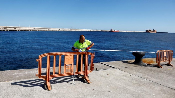 Members of the Spanish Civil Guard work at the port of Granadilla de Abona, Tenerife, Canary Islands, Spain, where the cruise ship MV Hondius hit by a deadly hantavirus outbreak is expected to arrive, May 9, 2026. REUTERS/Borja Suarez