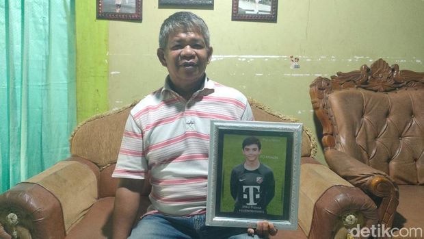 Paman Mike Rajasa dari Nosu, Mamasa bernama Luther Puang. Paman Mike Rajasa dari Nosu, Mamasa bernama Luther Puang.