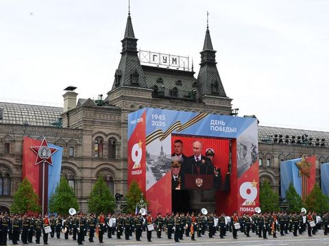 Parade militer Rusia di Lapangan Merah, Moskow, digelar dengan skala lebih kecil pada Sabtu (9/5) pagi Parade militer Rusia di Lapangan Merah, Moskow, digelar dengan skala lebih kecil pada Sabtu (9/5) pagi