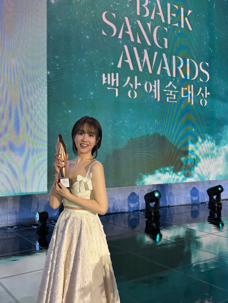 Park Bo Young meraih penghargaan Aktris Terbaik di Baeksang Arts Awards 2026.