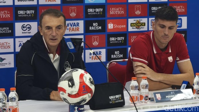 Pelatih Persis Solo Milomir Seslija, saat konferensi pers di Stadion Manahan, Kota Solo, Sabtu (9/5/2026).