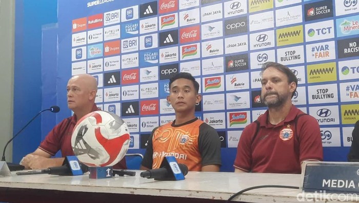 Pemain Persija Jakarta, Rizky Ridho (tengah), saat di sesi konferensi pers di Samarinda.