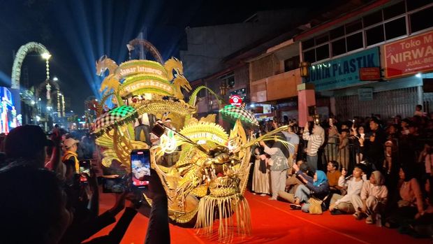 Pemprov Jabar menggelar pawai budaya di Kota Bogor. (M Sholihin/detikcom)