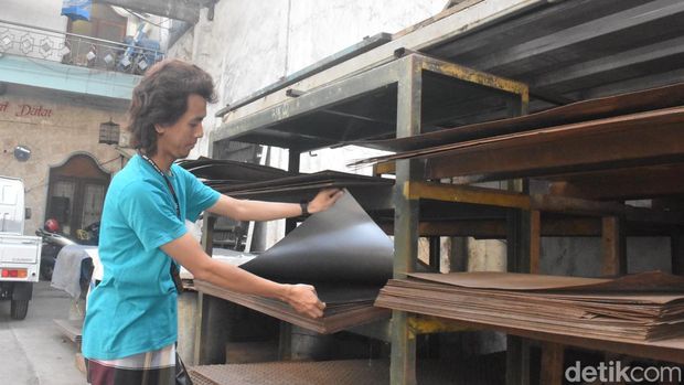 Perajin Kampung Logam Ngingas bertahan di tengah kenaikan harga bahan baku