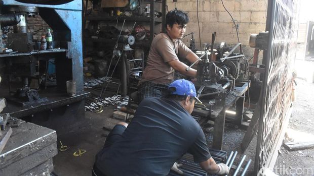 Perajin Kampung Logam Ngingas bertahan di tengah kenaikan harga bahan baku