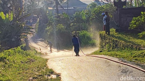 Petugas Damkar menyemprot ceceran solar di jalan Saren Anyar, Desa Budakeling, Kecamatan Bebandem, Karangasem, Sabtu (9/5/2026).