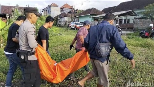 Petugas evakuasi mayat lansia yang ditemukan di belakang rumahnya di Klungkung, Bali, Sabtu (9/5/2026).
