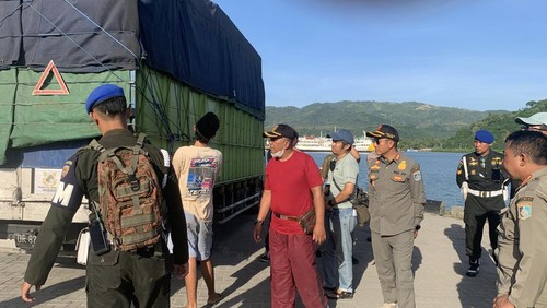 Petugas gabungan mencegat truk yang mengangkut rokok ilegal di Pelabuhan Lembar, Lombok Barat, NTB, Jumat (8/5/2026) sore. (Dok. Satpol PP Lombok Barat)