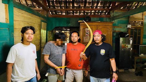 Petugas kepolisian tidak berseragam dinas mengamankan pelaku dan barang bukti berupa celurit di rumah terduga pelaku wilayah Cepu, Kabupaten Blora. Petugas kepolisian tidak berseragam dinas mengamankan pelaku dan barang bukti berupa celurit di rumah terduga pelaku wilayah Cepu, Kabupaten Blora.