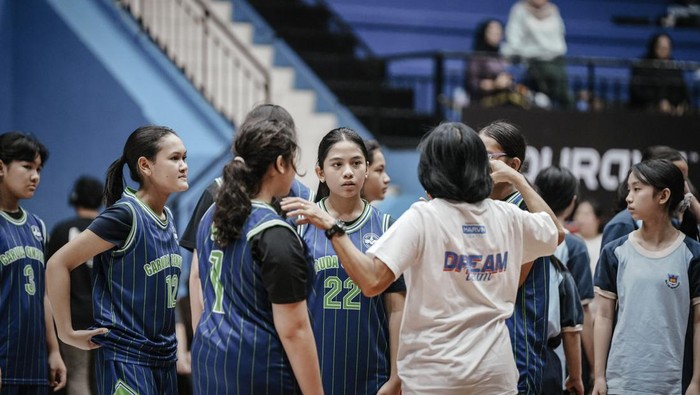 Play it Forward, program kerjasama Hangtuah Jakarta dan FIBA melibatkan 60 siswa tingkat SMP/sederajat dari dua sekolah terpilih, yaitu SMP Garuda Cendekia dan SMP BPK Penabur.