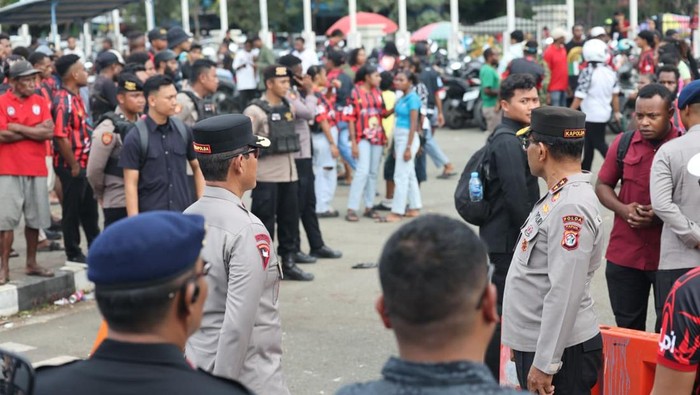 Polisi melakukan pemantauan di Stadion Lukas Enembe imbas kericuhan usai laga Persipura vs Adhyaksa.