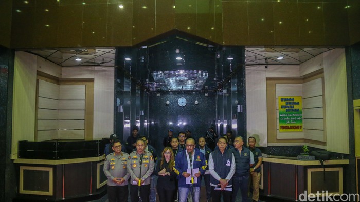 Dirtipidum Bareskrim Polri Brigjen Wira Satya Triputra menyampaikan pengungkapan kasus judol di perkantoran Jalan Hayam Wuruk.
