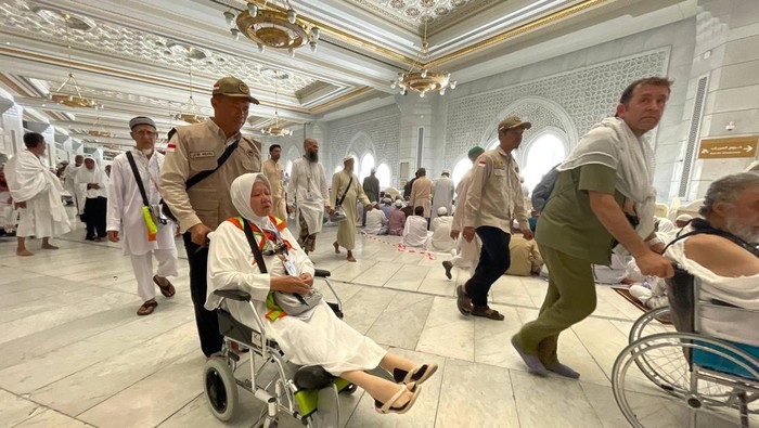 Kepala Sektor Khusus Masjidil Haram PPIH Arab Saudi, Latief Wibawa, saat bertugas mendampingi jemaah di Masjidil Haram.