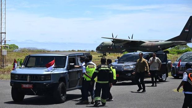 Prabowo Subianto dijemput Maung MV Komando di Pulau Miangas.