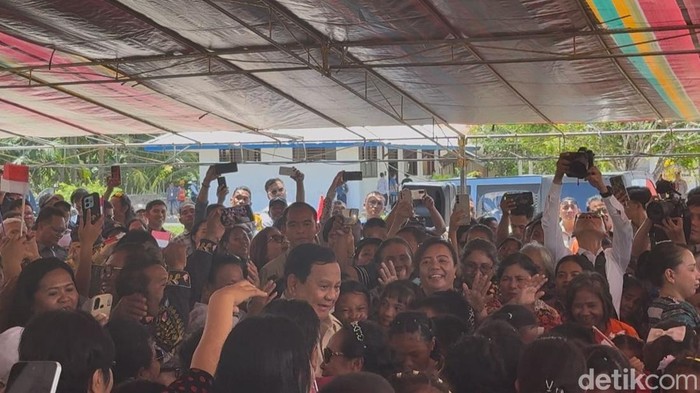 Presiden Prabowo gadung dengan warga joget Tabola Bale di Miangas