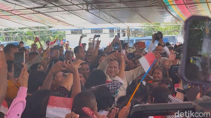 Presiden Prabowo gadung dengan warga joget Tabola Bale di Miangas
