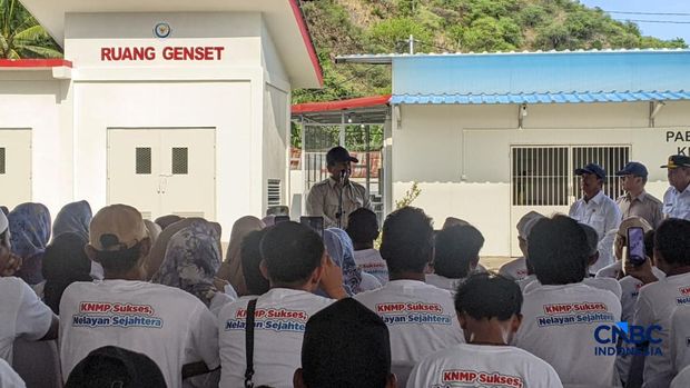 Presiden Ri Prabowo dalam Kunjungan ke Kampung Nelayan Merah Putih Gorontalo. (CNBC Indonesia/Emir Yanwardhana)