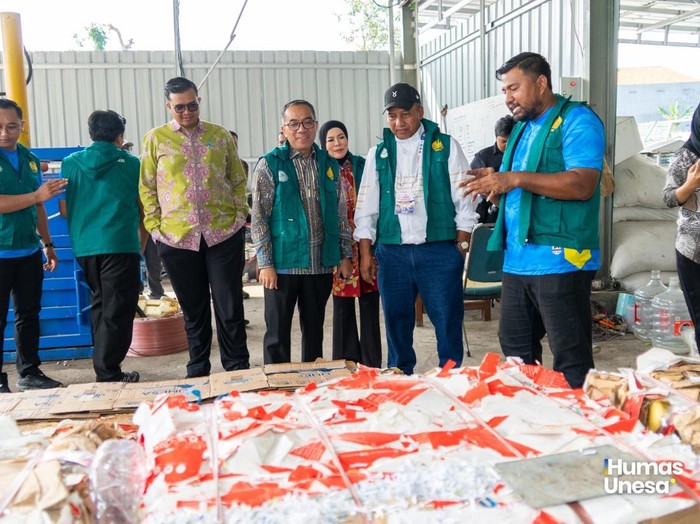 Menteri Pendidikan Tinggi, Sains, dan Teknologi Brian Yuliarto meninjau fasilitas pengelolaan sampah mandiri di Universitas Negeri Surabaya (Unesa), Sabtu (9/5/2026).