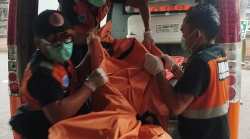 Proses evakuasi jenazah pria yang ditemukan meninggal dunia di Jalan Pulau Saelus, Kelurahan Sesetan, Denpasar, Sabtu (9/5/2026). (Dok: Instagram @bpbd_denpasarkota)