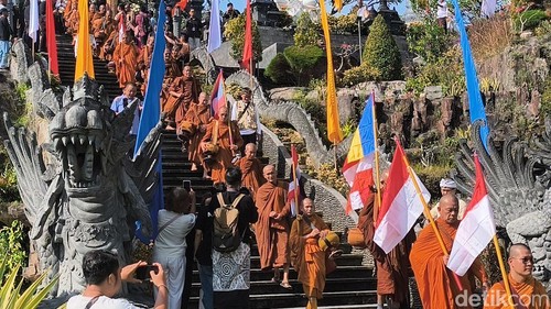 Puluhan bhikkhu memulai perjalanan spiritual dengan berjalan kaki dari Bali menuju Candi Borobudur, Jawa Tengah, dalam rangkaian Indonesia Walk for Peace 2026, Sabtu (9/5/2026)
