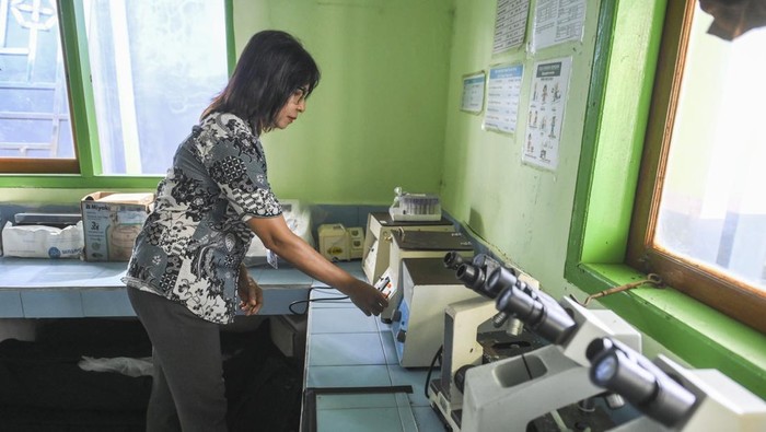 Petugas merapikan ruangan poli umum Puskesmas Miangas, Kepulauan Talaud, Sulawesi Utara, Sabtu (9/5/6/2026). Presiden Prabowo Subianto mengatakan akan memperbaiki puskesmas di seluruh Indonesia, termasuk daerah perbatasan dan terpencil agar masyarakat dapat memperoleh pelayanan kesehatan yang layak. ANTARA FOTO/Hafidz Mubarak A/tom.