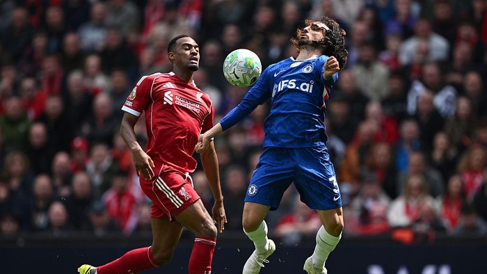 LIVERPOOL, ENGLAND - MAY 09: Marc Cucurella of Chelsea controls the ball under pressure from Ryan Gravenberch of Liverpool during the Premier League match between Liverpool and Chelsea at Anfield on May 09, 2026 in Liverpool, England. (Photo by Garet