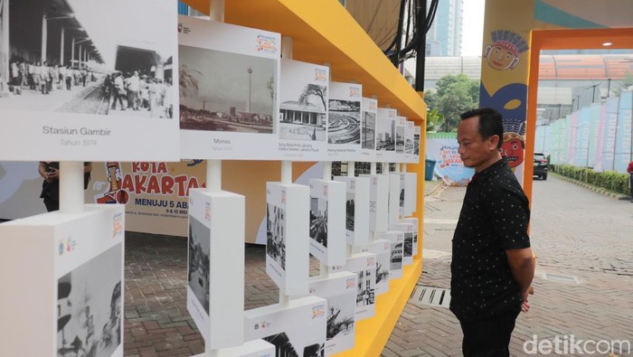 Pengunjung menikmati suasana pencanangan Hari Ulang Tahun (HUT) Ke-499 Kota Jakarta menuju lima abad di Plaza Festival Kuningan, Jakarta Selatan, Sabtu (9/5/2026). Kegiatan yang digelar Pemerintah Provinsi DKI Jakarta itu menghadirkan beragam hiburan dan aktivitas publik yang berlangsung meriah sejak sore hari.